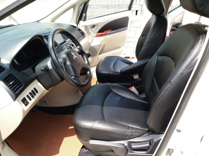 Mitsubishi Grandis Limited đời 2011 màu trắng Biển Hà Nội
