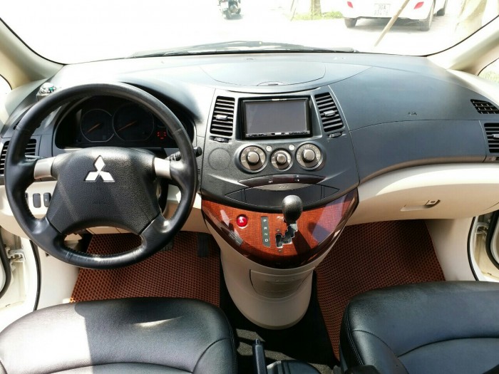 Mitsubishi Grandis Limited đời 2011 màu trắng Biển Hà Nội