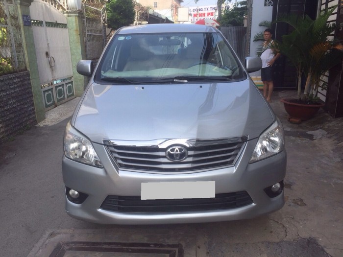 Gia đình cần bán Innova 2013, số sàn, màu bạc, còn đẹp như mới
