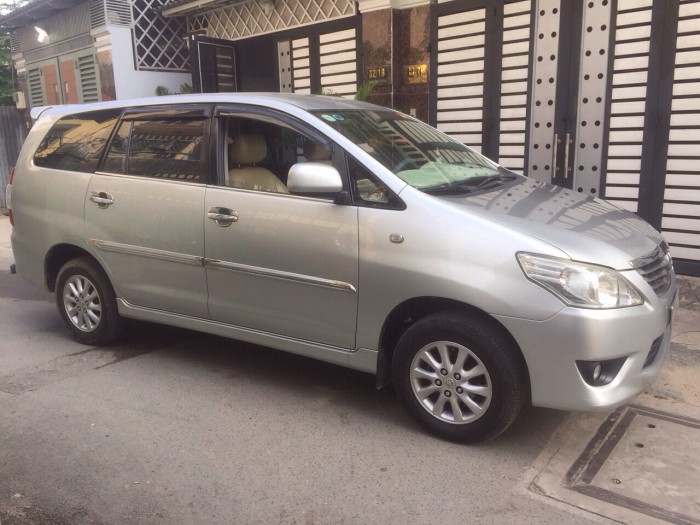Gia đình cần bán Innova 2013, số sàn, màu bạc, còn đẹp như mới