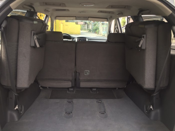 Cần bán nhanh xe Toyota Innova 2013 số sàn màu bạc