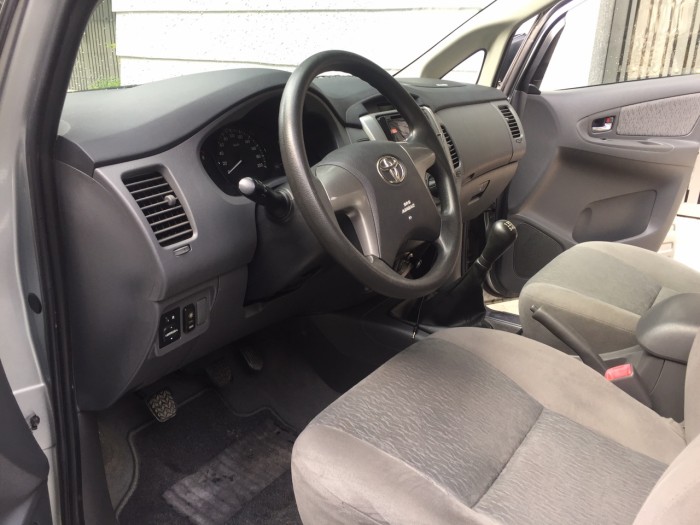 Cần bán nhanh xe Toyota Innova 2013 số sàn màu bạc