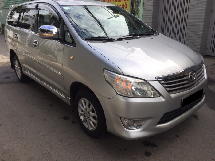 Cần bán nhanh xe Toyota Innova 2013 số sàn màu bạc