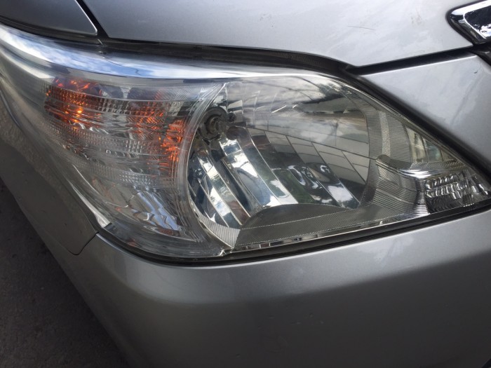 Cần bán nhanh xe Toyota Innova 2013 số sàn màu bạc