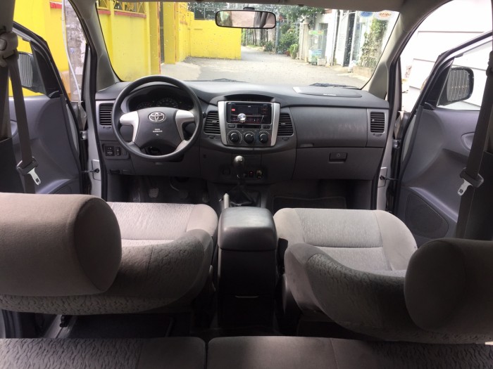 Cần bán nhanh xe Toyota Innova 2013 số sàn màu bạc