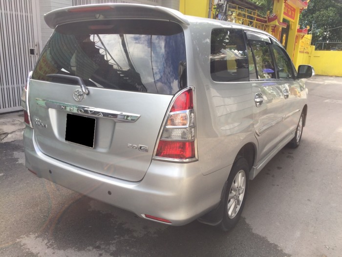Cần bán nhanh xe Toyota Innova 2013 số sàn màu bạc
