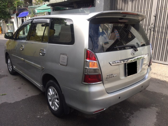 Cần bán nhanh xe Toyota Innova 2013 số sàn màu bạc