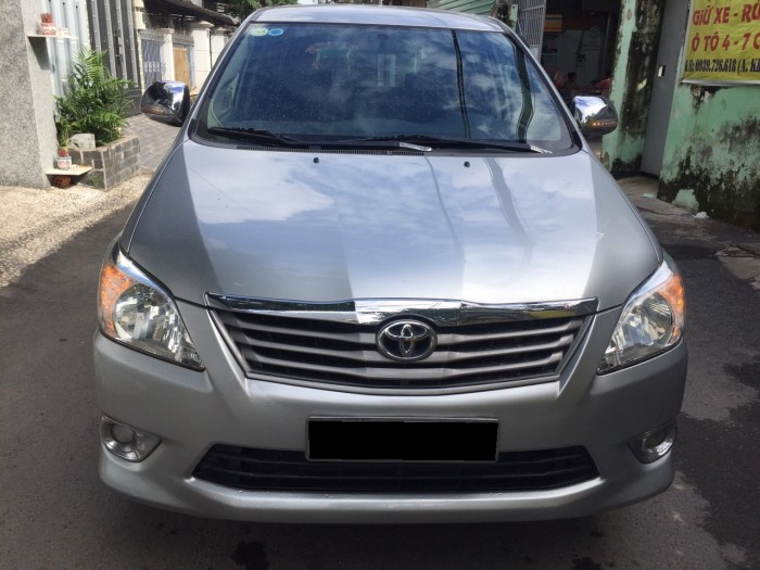 Cần bán nhanh xe Toyota Innova 2013 số sàn màu bạc