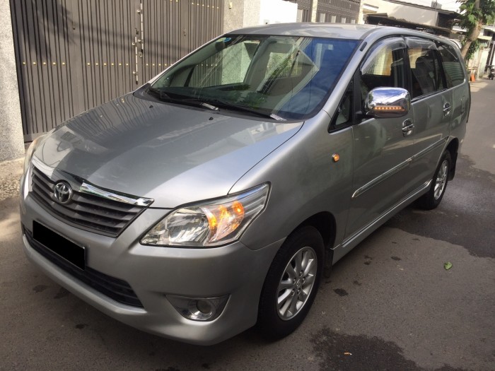 Cần bán nhanh xe Toyota Innova 2013 số sàn màu bạc