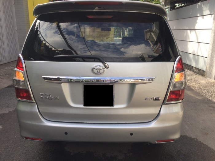 Cần bán nhanh xe Toyota Innova 2013 số sàn màu bạc