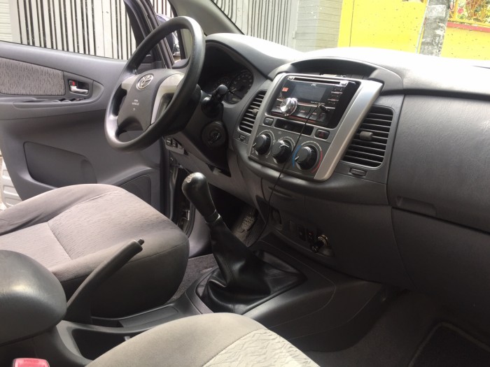 Cần bán nhanh xe Toyota Innova 2013 số sàn màu bạc
