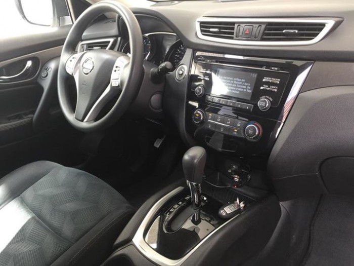Cần bán xe Nissan X-Trail sx 2017 đk 2018 số tự động trùm mền, màu trắng