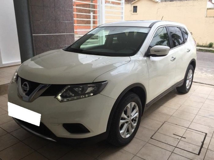 Cần bán xe Nissan X-Trail sx 2017 đk 2018 số tự động trùm mền, màu trắng