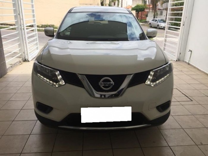 Cần bán xe Nissan X-Trail sx 2017 đk 2018 số tự động trùm mền, màu trắng