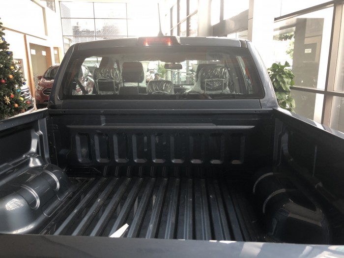 Giá xe Ford Ranger XLS 2.2L AT, trả trước 200 triệu có xe giao ngay tại Ford Gia Định