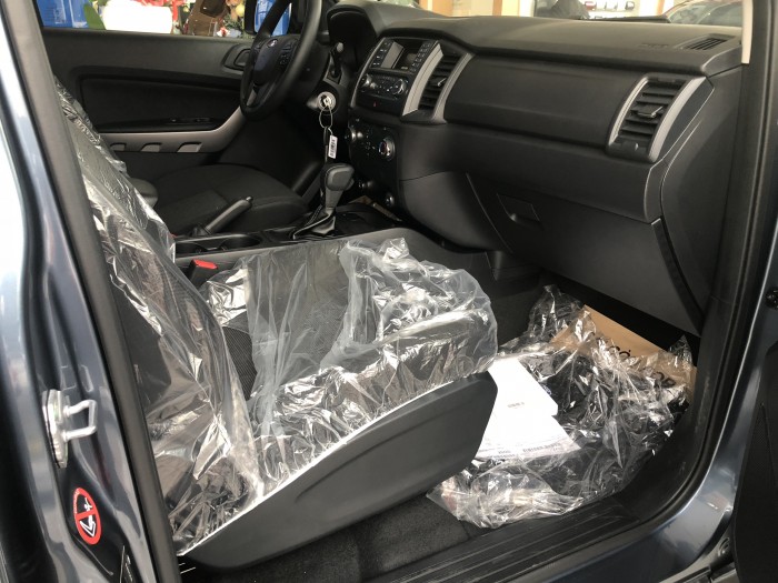 Giá xe Ford Ranger XLS 2.2L AT, trả trước 200 triệu có xe giao ngay tại Ford Gia Định