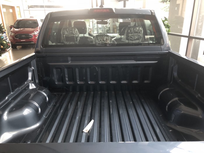Giá xe Ford Ranger XLS 2.2L AT, trả trước 200 triệu có xe giao ngay tại Ford Gia Định