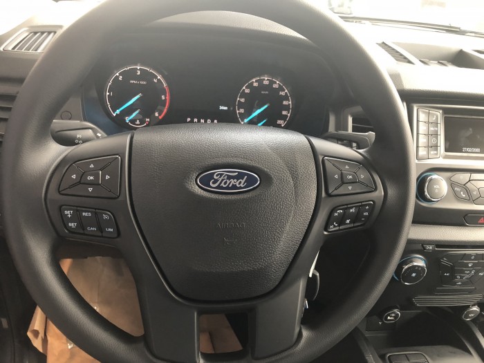 Giá xe Ford Ranger XLS 2.2L AT, trả trước 200 triệu có xe giao ngay tại Ford Gia Định