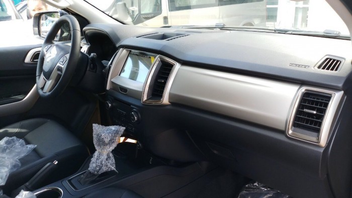 Ford Everest 2019 Bi-Turbo - Tặng 1 năm bảo hiểm tại Ford Gia Định, trả trước 300 triệu có xe giao ngay