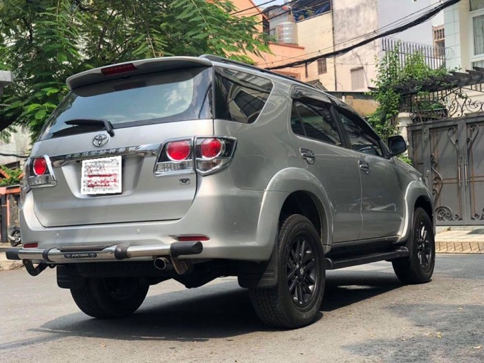 Cần tiền cần bán xe Fortuner, số tự động, máy xăng, sx.2015, màu bạc