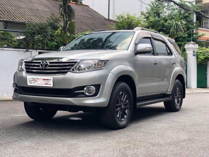 Cần tiền cần bán xe Fortuner, số tự động, máy xăng, sx.2015, màu bạc