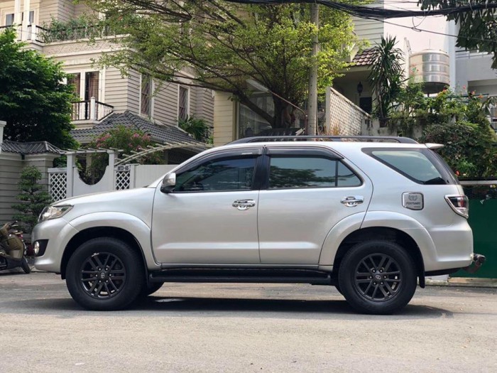 Cần tiền cần bán xe Fortuner, số tự động, máy xăng, sx.2015, màu bạc