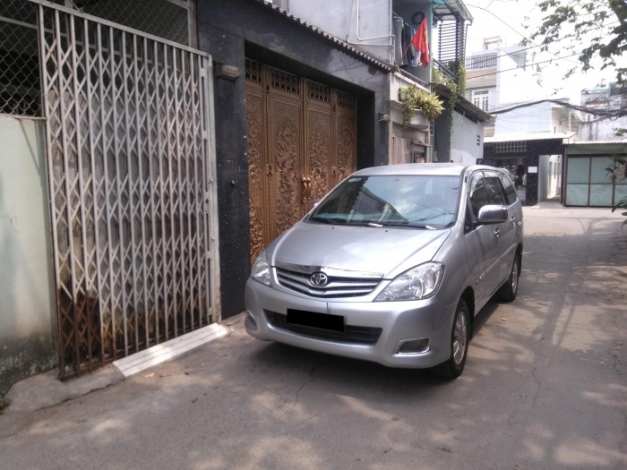 Bán nhanh xe Toyota Innova G 2010 số sàn màu bạc