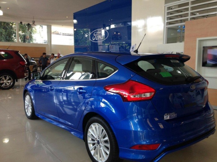 Ford Focus Sport màu xanh, trả trước 150 triệu, giao xe ngay tại Ford Gia Định
