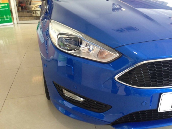 Ford Focus Sport màu xanh, trả trước 150 triệu, giao xe ngay tại Ford Gia Định