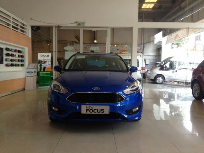 Ford Focus Sport màu xanh, trả trước 150 triệu, giao xe ngay tại Ford Gia Định