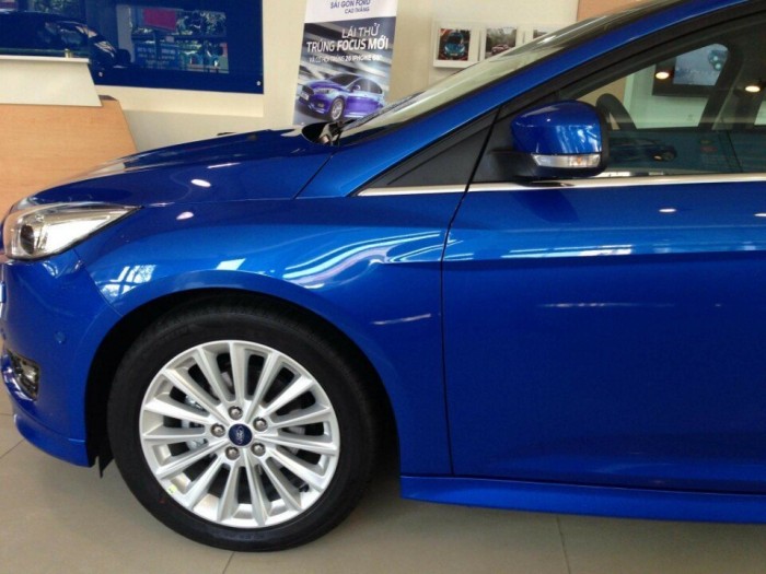 Ford Focus Sport màu xanh, trả trước 150 triệu, giao xe ngay tại Ford Gia Định