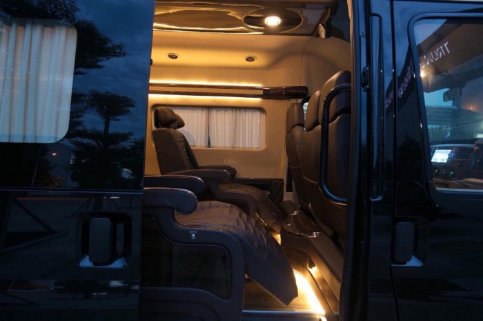 Giá xe Ford Transit Limousine S2 2019 tốt nhất, trả trước 400 triệu là có xe giao ngay tại Ford Gia Định