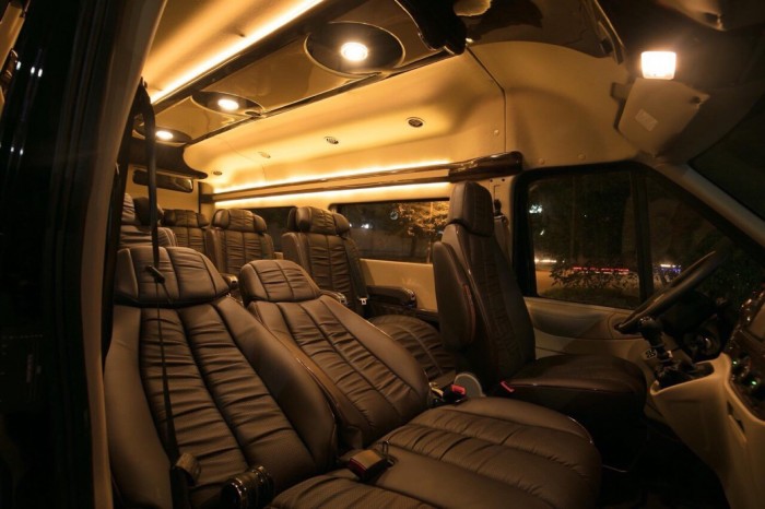 Giá xe Ford Transit Limousine S2 2019 tốt nhất, trả trước 400 triệu là có xe giao ngay tại Ford Gia Định