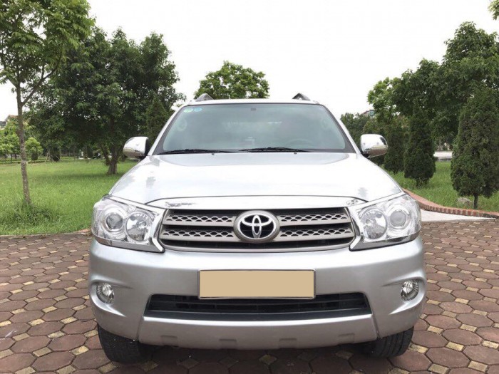 Cần bán nhanh xe Toyota Fortuner 2009 tự động hai cầu máy xăng,màu bạc