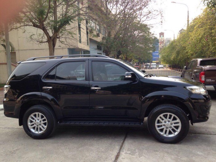 Cần tiền bán Fortuner 2014, số sàn, máy dầu, màu đen  đẹp như mới