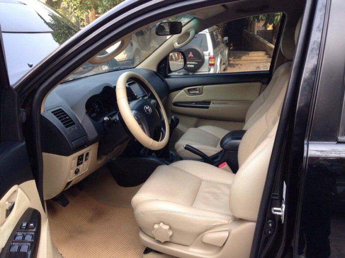 Cần tiền bán Fortuner 2014, số sàn, máy dầu, màu đen  đẹp như mới