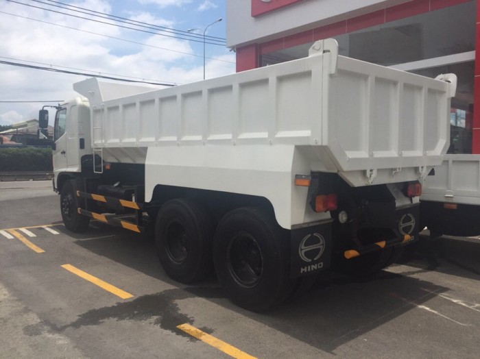 Bán xe tải Hino FL 15 tấn  nhập khẩu nguyên chiếc tặng ngay 1000l dầu và phí trước bạ.