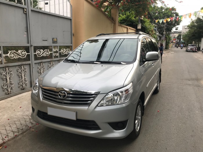 Bán Innova Bạc 2014 số sàn xe đi đúng 8 000 km trùm mền