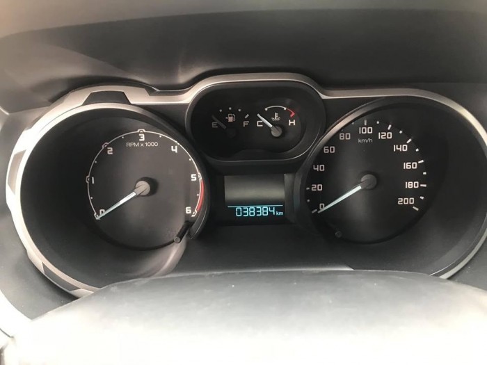 Gia đình cần bán Ford Ranger 2015, máy dầu, Bản Xlt, hai cầu, số sàn, màu trắng