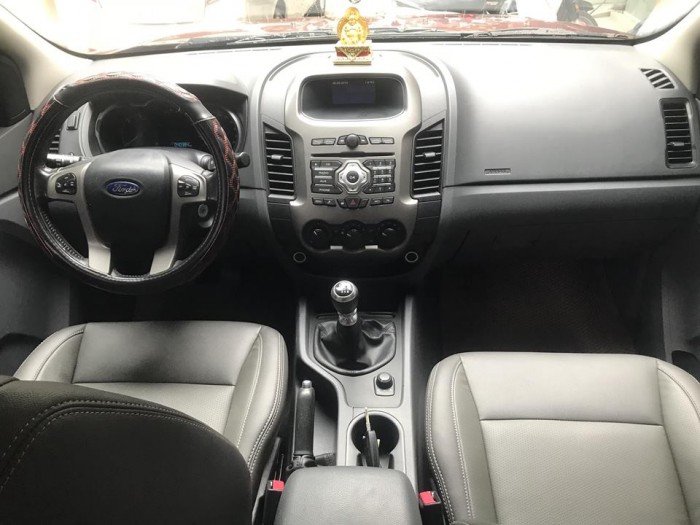Gia đình cần bán Ford Ranger 2015, máy dầu, Bản Xlt, hai cầu, số sàn, màu trắng