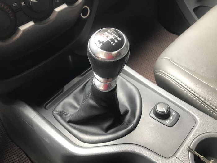 Gia đình cần bán Ford Ranger 2015, máy dầu, Bản Xlt, hai cầu, số sàn, màu trắng