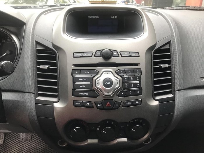 Gia đình cần bán Ford Ranger 2015, máy dầu, Bản Xlt, hai cầu, số sàn, màu trắng