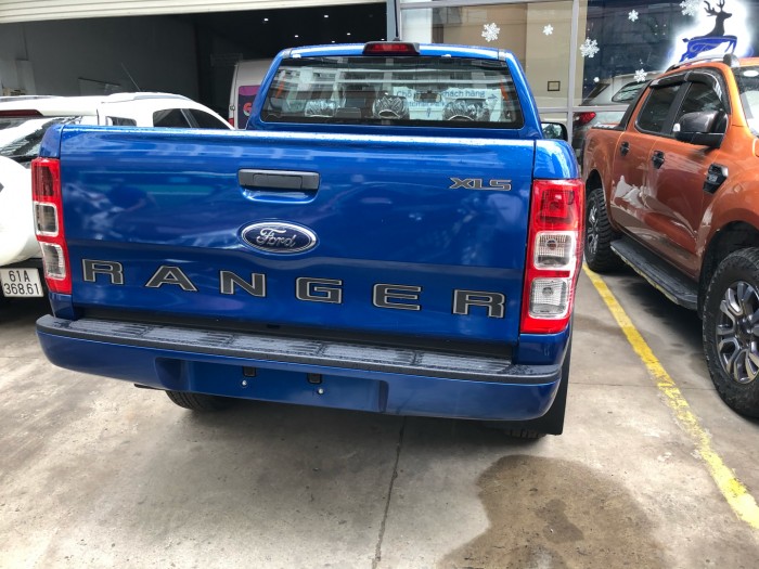 Giá xe Ford Ranger XLS 2.2L số sàn trả trước 200 triệu giao luôn xe tại Ford Gia Định