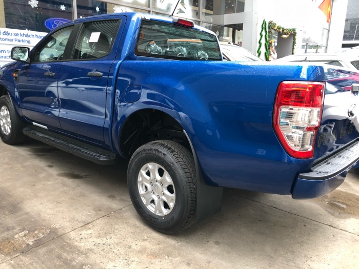 Giá xe Ford Ranger XLS 2.2L số sàn trả trước 200 triệu giao luôn xe tại Ford Gia Định