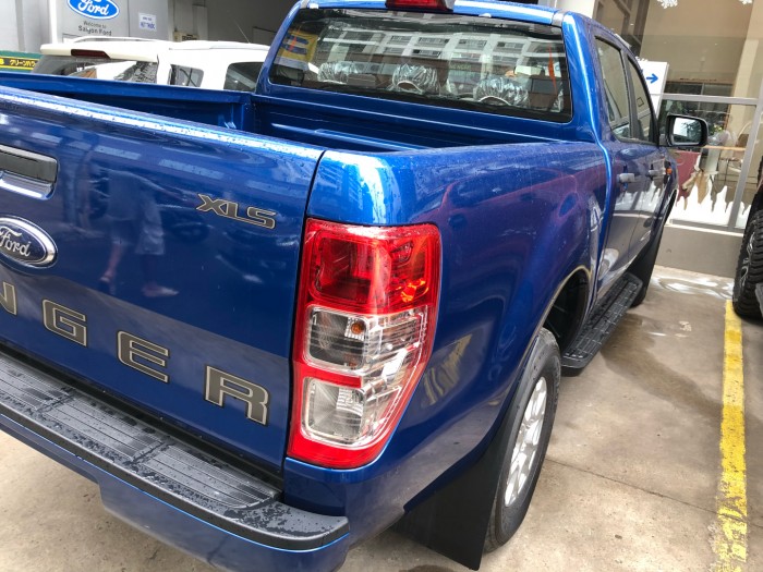 Giá xe Ford Ranger XLS 2.2L số sàn trả trước 200 triệu giao luôn xe tại Ford Gia Định