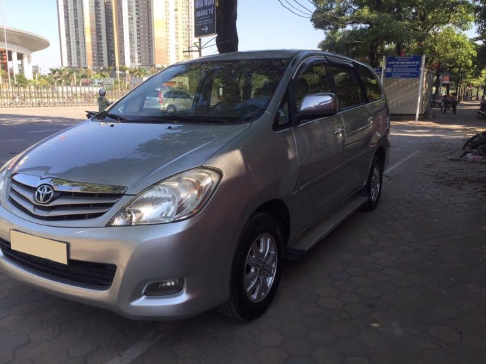 Cần bán gấp xe Toyota Innova 2011, số sàn ,màu bạc ,máy móc zin cọp
