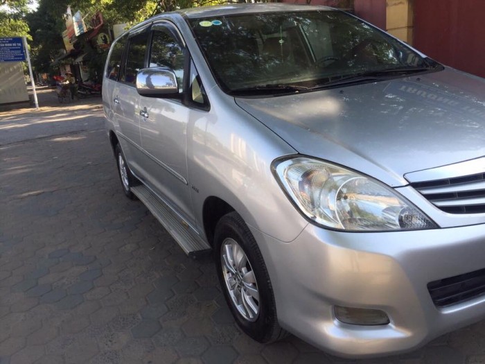 Cần bán gấp xe Toyota Innova 2011, số sàn ,màu bạc ,máy móc zin cọp