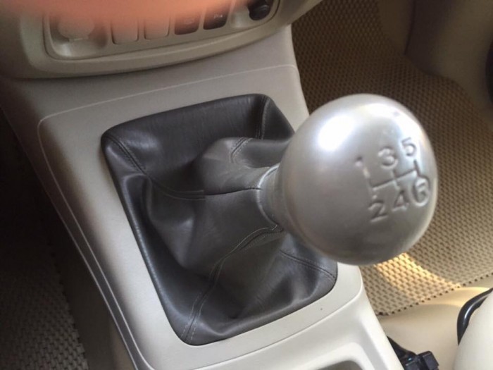 Cần bán gấp xe Toyota Innova 2011, số sàn ,màu bạc ,máy móc zin cọp