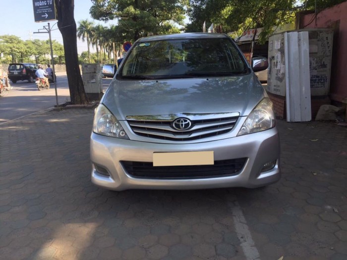 Cần bán gấp xe Toyota Innova 2011, số sàn ,màu bạc ,máy móc zin cọp