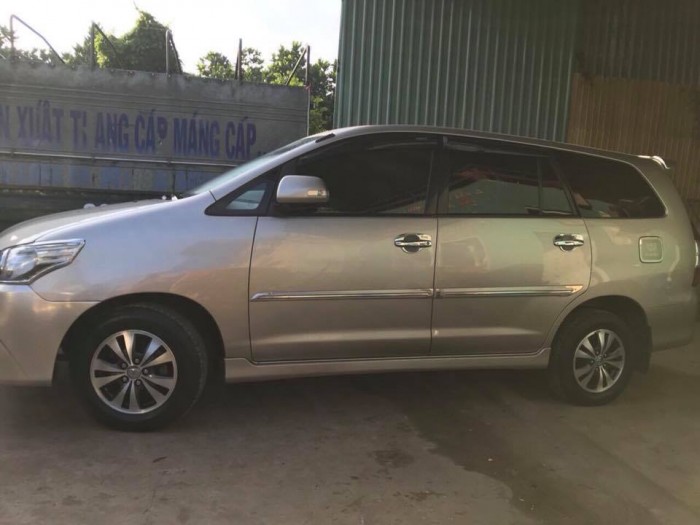 Lên đời cần bán xe Innova 2016, số sàn, màu vàng cát, còn mới ken xà ben.